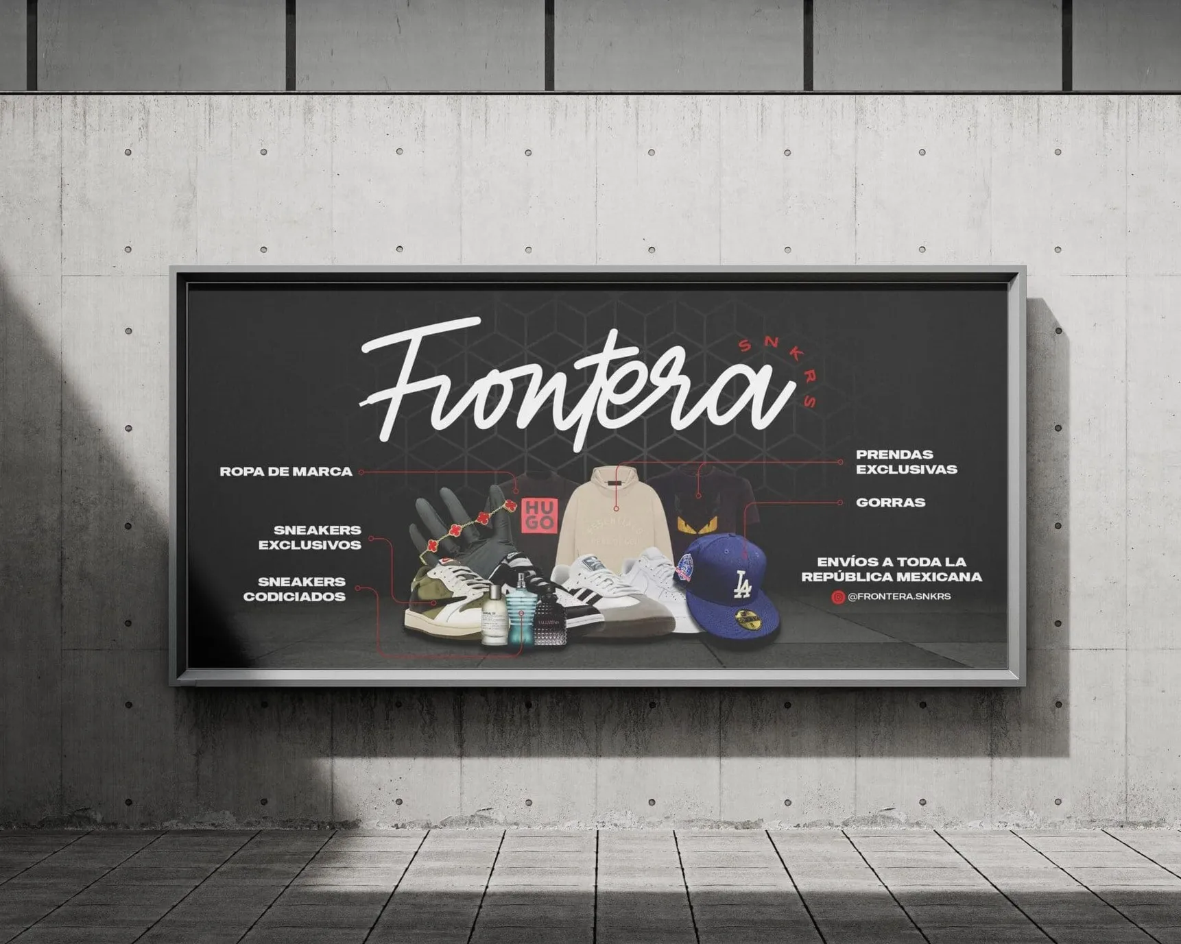 Espectacular de Frontera SNKRS con logotipo manuscrito y productos: sneakers, sudadera y gorra.