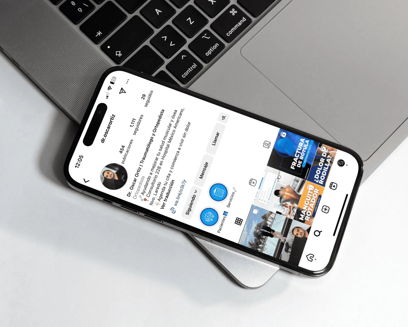 Perfil de Instagram del Dr. Oscar Ortiz en un teléfono, con publicaciones diseñadas por Zentennial.