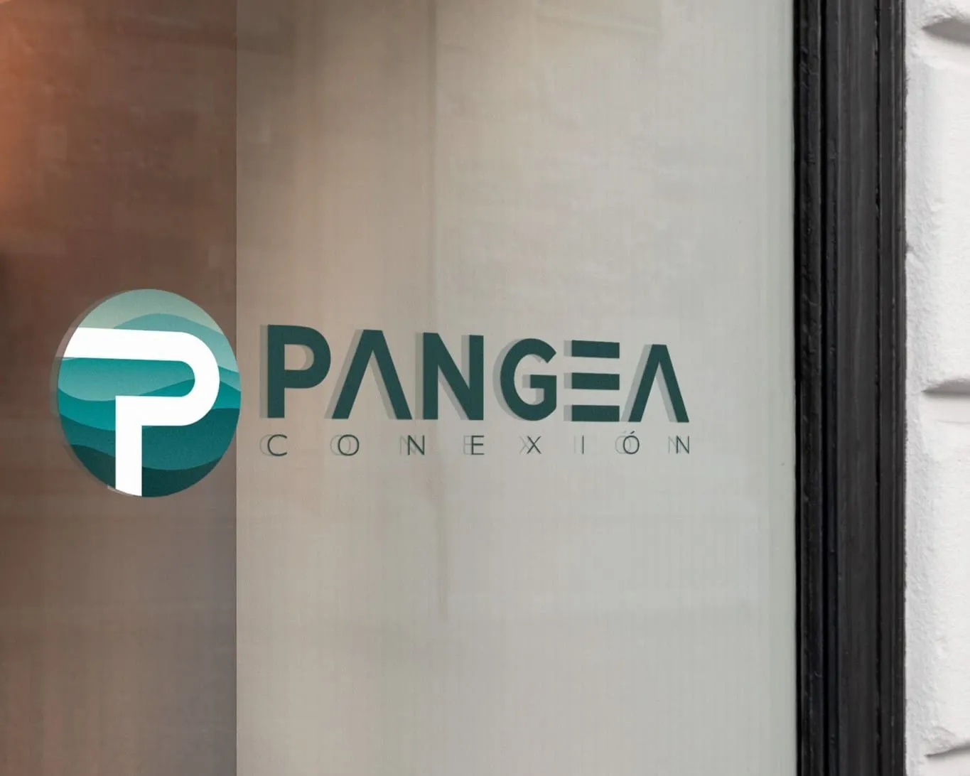 Logotipo de Pangea Conexión en vinil sobre un escaparate.