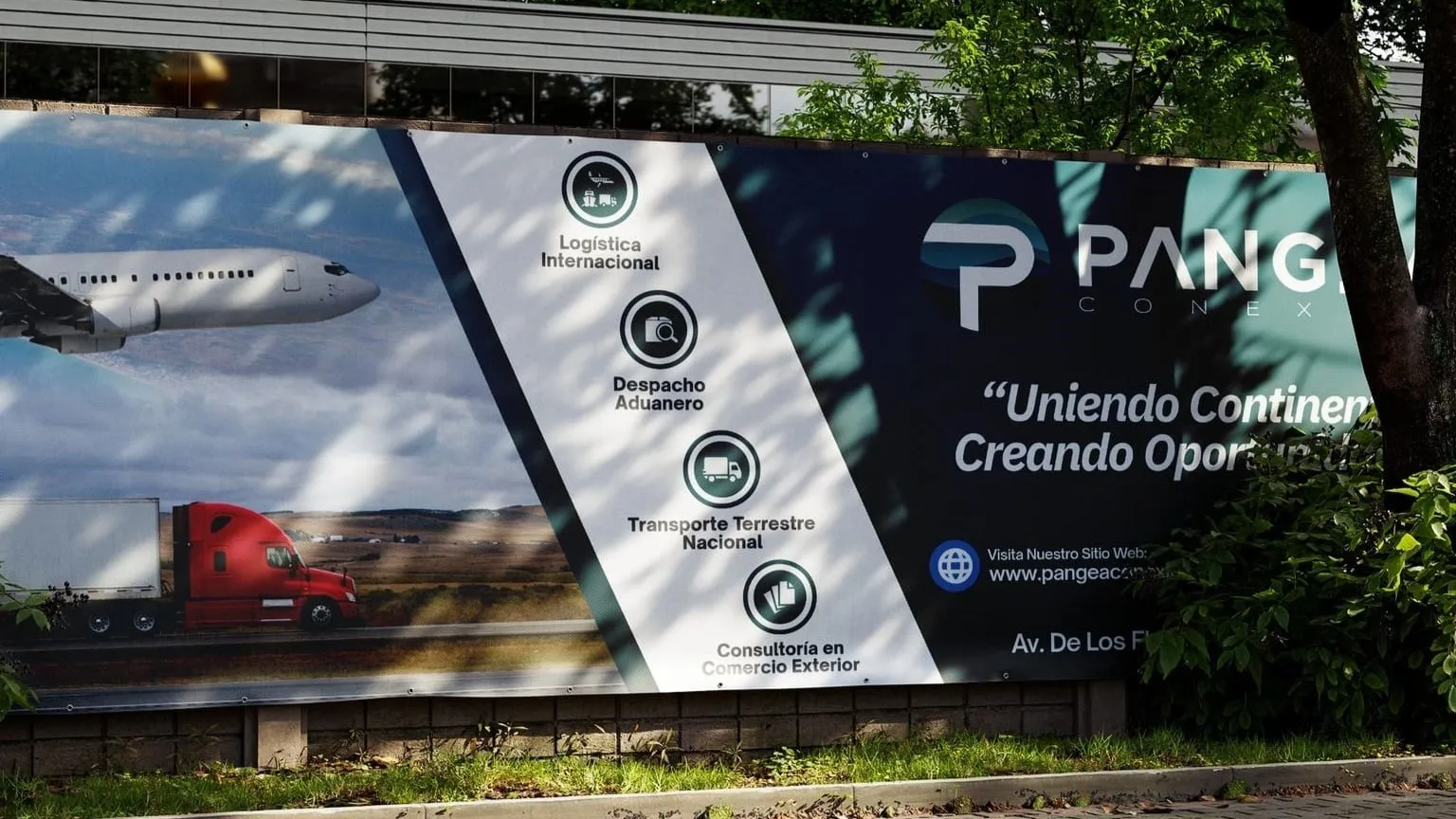 Lona publicitaria de Pangea Conexión con sus servicios.